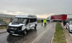 Karşı şeride geçti, 10 kişinin bulunduğu minibüsle çarpıştı