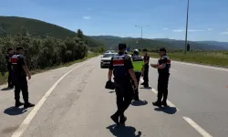 Bursa’da jandarmadan bayram denetimi: Sürücülere çikolata ve kolonya ikram edildi
