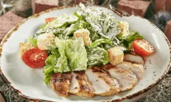 Evde Kolay Tavuklu Sezar Salata Tarifi! Hafif ve Doyurucu Lezzet