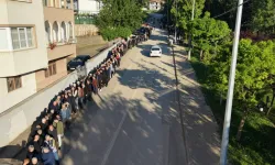 İnegöl'de 60 Yıllık Bayramlaşma Geleneği: Kuyruk 1 Kilometreyi Aştı