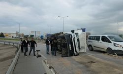 İnegöl’de Karton Yüklü Kamyon Devrildi!