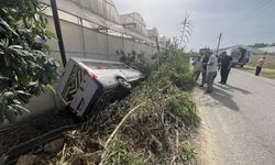 “Kedileri kurtarayım derken" servis şarampole yuvarlandı! 6 öğrenci yaralı
