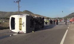 Mersin’de öğrenci servisi devrildi! 17 yaralı