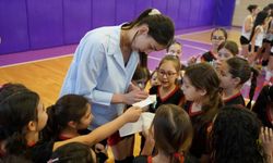 Milli voleybolcu Kübra Akman'a öğrencilerden sevgi seli