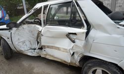 Otomobil park halindeki tıra çarptı! 2 kişi yaralandı, tır şoförü kalp krizi geçirdi