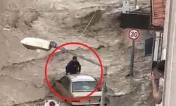 Samsun'da sel sularına kapılan aracın üzerinde hayata tutundu