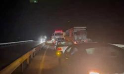 Tır devrildi, yol 3 saat ulaşıma kapandı
