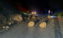 Tokat’ta yamaçtan kopan kaya parçaları yola savruldu