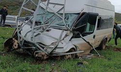 Yolcu minibüsü direğe çarptı! 11 yaralı