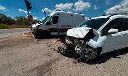 Ambulans ile Hafif Ticari Araç Çarpıştı
