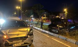 İki Otomobil Çarpıştı: Araçlardan Biri 100 Metre Sürüklendi