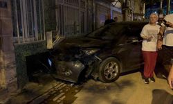 Bursa'da alkollü sürücünün çarptığı araç doğal gaz kutusunu patlattı!