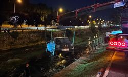 Bursa'da makas atan otomobille birlikte iki araç dereye uçtu
