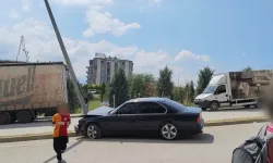 İnegöl'de ehliyetsiz sürücü yol ortasındaki direğe çarptı