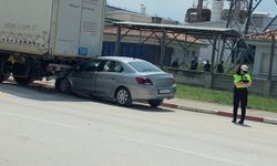 İnegöl'de feci kaza! Park halindeki tıra arkadan çarptı