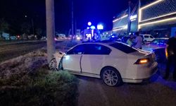İnegöl'de Kontrolden Çıkan Otomobil Direğe Çarptı