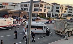 İnegöl’de Servis Minibüsü Park Halindeki Kamyona Çarptı! Sürücü Ağır Yaralı