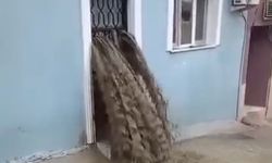 Sel suları evinin içinden geçti