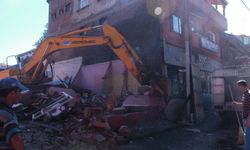 Tarihi okul binası yıkıldı, otopark olarak hizmet verecek