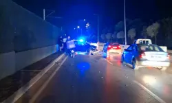 Bursa’da kontrolden çıkan otomobil baz istasyonu ve metro bariyerlerine çarptı