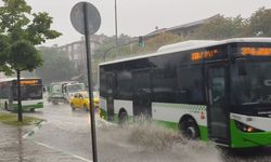 Bursa'da yollar göle döndü, vatandaşlar zor anlar yaşadı