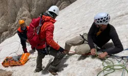 Bursalı dağcılar Hakkari’deki zorlu operasyonda Yüksel Işık’ı tahliye etti