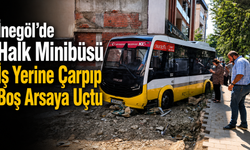 İnegöl’de Halk Minibüsü İş Yerine Çarpıp Boş Arsaya Uçtu