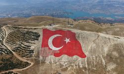Dünyanın en büyük Türk bayrağı yeniden eski görkemine kavuştu