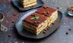 Fırın Açmadan Hazırlayın! Tiramisu Lezzetini Aratmayan Atom Tatlısı Sadece 10 Dakikada Hazır