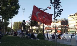 15 Temmuz Programı Öncesi Duygulandıran Görüntü: Türk Bayrağını Saatlerce Elinden Bırakmadı