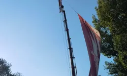 15 Temmuz’da İnegöl’de Dikkat Çeken Görüntü: Vinç Bomunda Türk Bayrağı Asıldı