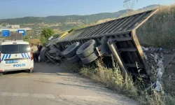 Freni Boşalan Hurda Yüklü Kamyon Kanala Devrildi