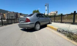 Kaldırımda Yürüyen Yayaya Çarptı, Otomobilini Bırakıp Kaçtı