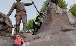 İnegöl'de Atatürk Heykelinde Mahsur kalan Çocuğu Trafik Polisleri Kurtardı