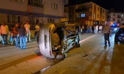 İnegöl’de Otomobil Araca Çarparak Yan Yattı, Sürücü Olay Yerinden Kaçtı