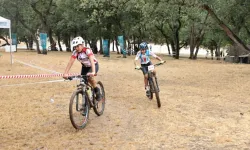 Nilüfer’de genç bisikletçiler yağmur ve çamura karşı pedal çevirdi