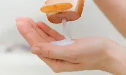 Saç dökülmesinde şampuan şişesi tehlikesi! Altındaki numarayı hemen kontrol edin!