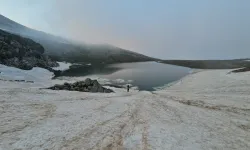 Uludağ’da Yaz Ortasında Buz Sürprizi: Göller Taşma Seviyesine Ulaştı