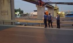 Yarı çıplak şahıs üst geçitte asılı bulundu