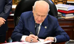 Bahçeli, “Terörsüz Türkiye” çerçeve yasasına ilk imzayı attı