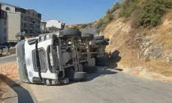 Bursa’da freni boşalan kamyon devrildi: Şoförün manevrası faciayı önledi!