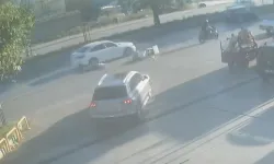 Bursa’da motosiklet otomobile çarptı: Kaza anı kamerada