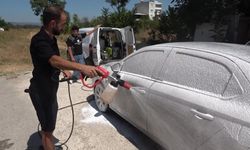 Bursa’da sokakta gördüğü kirli araçları habersizce yıkıyor...