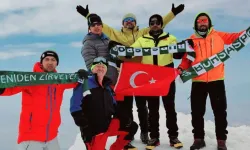 Bursalı dağcılar Ağrı Dağı’nın zirvesinde Bursaspor atkısı açtı