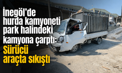 İnegöl’de hurda kamyoneti park halindeki kamyona çarptı: Sürücü araçta sıkıştı