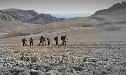 İnegöl Belediyesporlu dağcılardan 30 Ağustos’a özel zirve tırmanışı