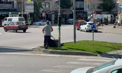 İnegöl'de ana caddelerde yeşil alan bakımı sürüyor