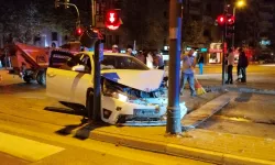 İnegöl’de iki otomobil kafa kafaya çarpıştı: 7 kişi yaralandı