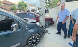 İnegöl’de kavşakta kaza! Otomobil sürücüsü aracını bırakıp kaçtı