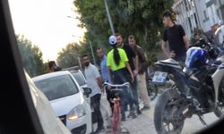 İnegöl’de motosiklet otomobile çarptı! Yaralılar var